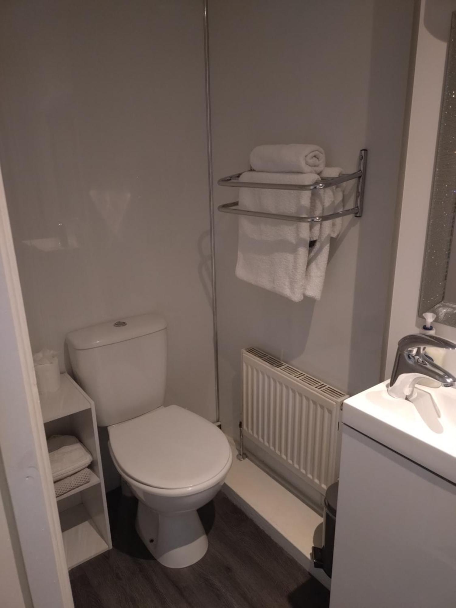 Anchorage Guest House - Also 1 Room Available With Hot Tub,Must Be Booked Separately بالّوتْشْ الغرفة الصورة