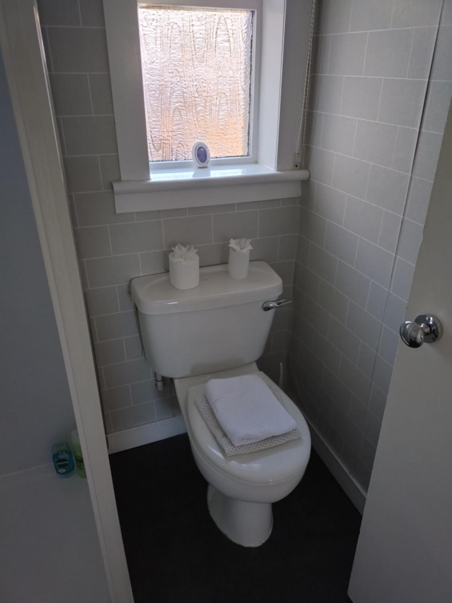Anchorage Guest House - Also 1 Room Available With Hot Tub,Must Be Booked Separately بالّوتْشْ الغرفة الصورة